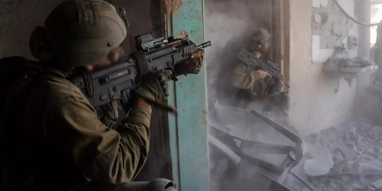 Fuerzas de las FDI en el norte de la Franja de Gaza en una foto difundida el 10 de noviembre de 2023 (Fuerzas de Defensa de Israel)