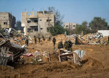 Esta fotografía distribuida por las Fuerzas de Defensa de Israel el 21 de noviembre de 2023 muestra a las tropas israelíes en la Franja de Gaza, en medio de la guerra en curso contra Hamás (Fuerzas de Defensa de Israel)