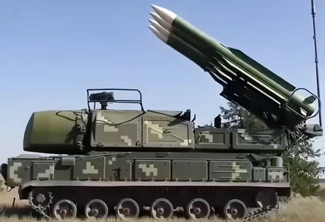 Sistema soviético BUK-M1 dispara misiles estadounidenses RIM-7