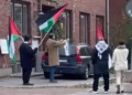Queman bandera israelí frente a sinagoga en Suecia