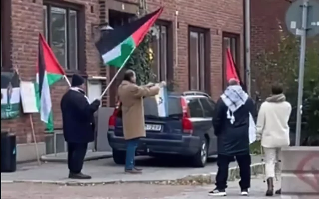Queman bandera israelí frente a sinagoga en Suecia