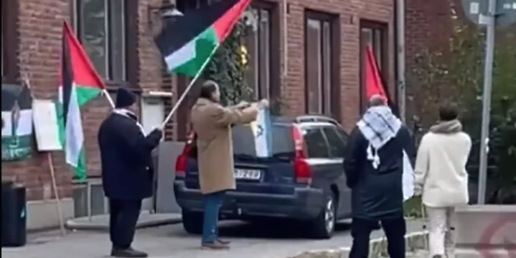Queman bandera israelí frente a sinagoga en Suecia