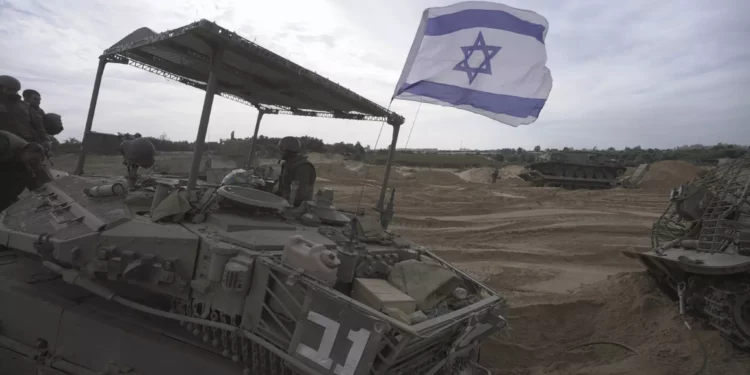 Soldados israelíes durante una operación terrestre en la Franja de Gaza, miércoles 22 de noviembre de 2023. (AP/Victor R. Caivano)