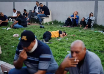 Trabajadores palestinos descansan mientras esperan para cruzar el cruce de Erez hacia Israel en el norte de la Franja de Gaza el 4 de septiembre de 2022. (Crédito: REUTERS/MOHAMMED SALEM)