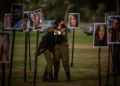 Fotos de los participantes de la fiesta Nova que fueron asesinados y secuestrados por la organización terrorista Hamás el 7 de octubre de 2023 se muestran en el lugar de la masacre del festival de música, en Re'im, el 28 de noviembre de 2023 (Yonatan Sindel/Flash90)