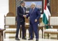 El Secretario de Estado de EE.UU. Antony Blinken (I) se reúne con el presidente de la Autoridad Palestina Mahmoud Abbas en la ciudad cisjordana de Ramallah el 5 de noviembre de 2023 (JONATHAN ERNST / POOL / AFP)