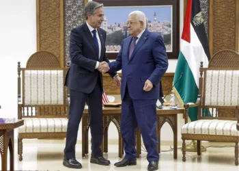 El Secretario de Estado de EE.UU. Antony Blinken (I) se reúne con el presidente de la Autoridad Palestina Mahmoud Abbas en la ciudad cisjordana de Ramallah el 5 de noviembre de 2023 (JONATHAN ERNST / POOL / AFP)