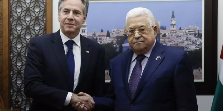 El secretario de Estado de EE.UU., Antony Blinken, se reúne con el presidente de la Autoridad Palestina, Mahmoud Abbas, en medio del actual conflicto entre Israel y el grupo terrorista islamista palestino Hamás, en Ramala, Cisjordania, el 5 de noviembre de 2023. (Jonathan Ernst/Pool photo via AP)