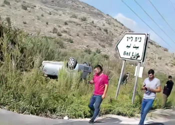 El coche volcado de un israelí tiroteado en un atentado terrorista en Cisjordania el 2 de octubre de 2023 (Captura de pantalla: utilizada de conformidad con la cláusula 27a de la Ley de Propiedad Intelectual)
