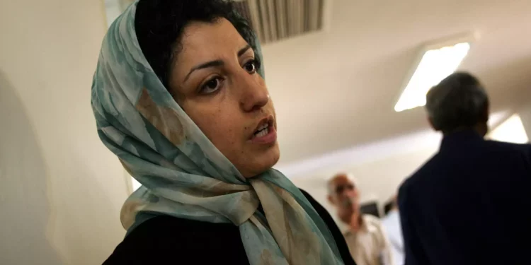 Narges Mohammadi, activista iraní de derechos humanos de la oposición, en el Centro de Defensores de los Derechos Humanos de Teherán, 25 de junio de 2007. (Behrouz Mehri/AFP)