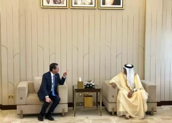 El Presidente Isaac Herzog habla con el Ministro de Asuntos Exteriores de Bahrein, Abdul Latef Al Zayani, en Manama, el 4 de diciembre de 2022 (Lazar Berman/The Times of Israel).