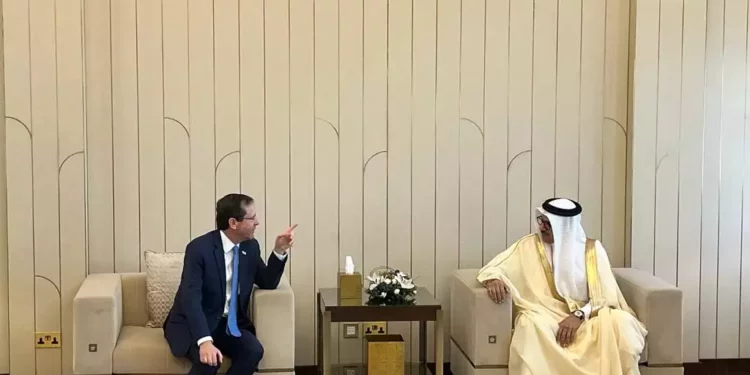 El Presidente Isaac Herzog habla con el Ministro de Asuntos Exteriores de Bahrein, Abdul Latef Al Zayani, en Manama, el 4 de diciembre de 2022 (Lazar Berman/The Times of Israel).