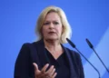 Archivo: La ministra alemana del Interior, Nancy Faeser, ofrece una declaración de prensa sobre un nuevo proyecto de ley para facilitar la deportación de inmigrantes en Berlín el 25 de octubre de 2023. (MICHELE TANTUSSI / AFP)