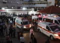 Las ambulancias se agolpan a la entrada de la sala de urgencias del hospital Al-Shifa de la ciudad de Gaza el 15 de octubre de 2023. (Dawood NEMER / AFP)