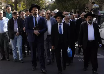 Rabinos iraníes y un grupo de la comunidad judía asisten a una concentración para condenar los ataques de Israel contra Gaza en Teherán, Irán, 30 de octubre de 2023. (AP Photo/Vahid Salemi)