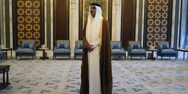 El emir qatarí Sheikh Tamim bin Hamad Al-Thani espera la llegada del secretario de Estado estadounidense Antony Blinken en Lusail, Qatar, el 13 de octubre de 2023. (AP Photo/Jacquelyn Martin, Pool, Archivo)