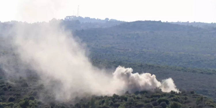 Columnas de humo tras un bombardeo israelí en las afueras de la localidad libanesa de Tair Harfa, cerca de la frontera con Israel, el 18 de noviembre de 2023. (Foto de AFP)