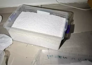 Sospechoso material para fabricar bombas encontrado en la casa de Jerusalén Este de dos sospechosos de terrorismo en una foto publicada el 2 de noviembre de 2023 (Policía de Israel).