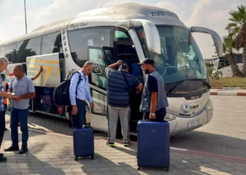 Palestinos con doble nacionalidad y extranjeros se preparan para cruzar el punto fronterizo de Rafah con Egipto, en el sur de la Franja de Gaza, el 2 de noviembre de 2023. (Fotografía de SAID KHATIB / AFP)