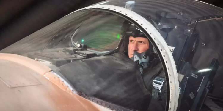 El jefe de la Fuerza Aérea, Mayor General Tomer Bar, es visto en un caza F-15I en la base aérea de Hatzerim, en una imagen publicada el 3 de noviembre de 2023. (Amit Agronov/Fuerza Aérea de Israel)