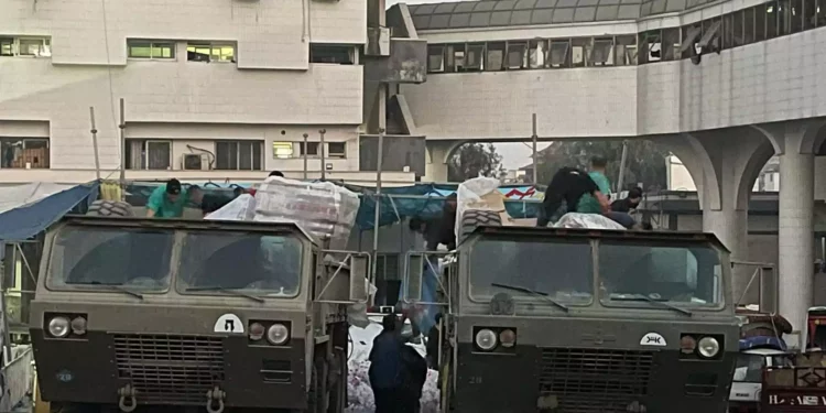 Equipos médicos del Hospital Shifa descargan ayuda israelí de camiones en el norte de Gaza, 18 de noviembre de 2023 (FDI)