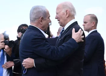 El primer ministro Benjamin Netanyahu (izquierda) saluda al presidente estadounidense Joe Biden a su llegada al aeropuerto Ben Gurion de Tel Aviv el 18 de octubre de 2023. (Brendan SMIALOWSKI / AFP)