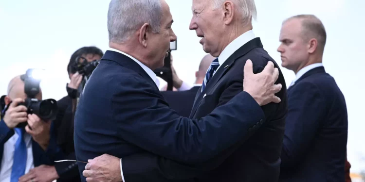 El primer ministro Benjamin Netanyahu (izquierda) saluda al presidente estadounidense Joe Biden a su llegada al aeropuerto Ben Gurion de Tel Aviv el 18 de octubre de 2023. (Brendan SMIALOWSKI / AFP)