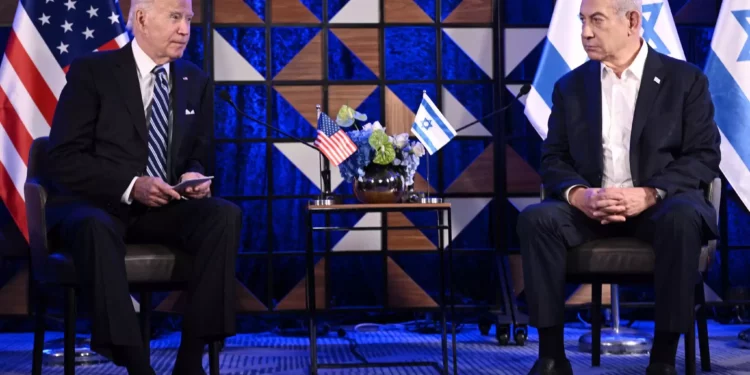 El presidente de EEUU, Joe Biden (I), se reúne con el primer ministro de Israel, Benjamin Netanyahu, en Tel Aviv el 18 de octubre de 2023, (Brendan Smialowski / AFP)