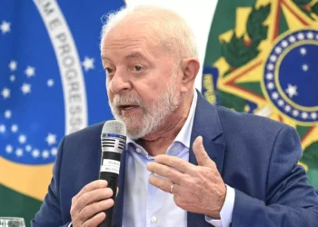 El presidente brasileño Luiz Inacio Lula da Silva habla durante una reunión ministerial para discutir proyectos de inversión en infraestructuras en el Palacio de Planalto en Brasilia, el 3 de noviembre de 2023. (Evaristo Sa/AFP)