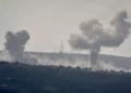 Columnas de humo se elevan tras un bombardeo de artillería israelí en las afueras de Alma al-Shaab, en la frontera de Líbano con Israel, el 13 de noviembre de 2023. (AFP)