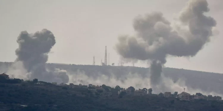 Columnas de humo se elevan tras un bombardeo de artillería israelí en las afueras de Alma al-Shaab, en la frontera de Líbano con Israel, el 13 de noviembre de 2023. (AFP)