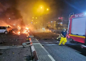 Los bomberos luchan contra las llamas en Kiryat Shmona después de que Hamás disparara cohetes desde el Líbano, 2 de noviembre de 2023. (Servicios de Rescate y Extinción de Incendios)