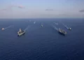 En esta foto obtenida del Departamento de Defensa de EE.UU., los portaaviones Gerald R. Ford (I, delante) y Dwight D. Eisenhower (D, delante) y buques de sus Grupos de Ataque navegan en formación en el Mar Mediterráneo, el 3 de noviembre de 2023. (Jacob Mattingly/Departamento de Defensa de EE. UU./AFP)