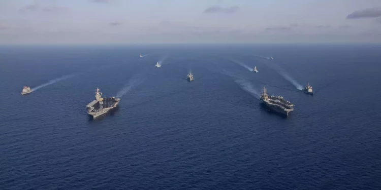 En esta foto obtenida del Departamento de Defensa de EE.UU., los portaaviones Gerald R. Ford (I, delante) y Dwight D. Eisenhower (D, delante) y buques de sus Grupos de Ataque navegan en formación en el Mar Mediterráneo, el 3 de noviembre de 2023. (Jacob Mattingly/Departamento de Defensa de EE. UU./AFP)
