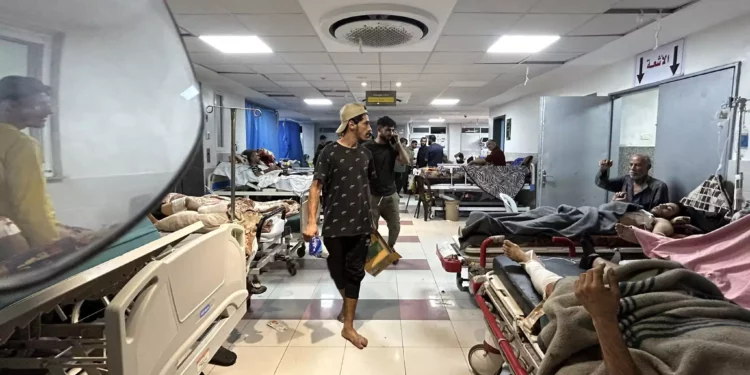 Pacientes en el hospital Al-Shifa de la ciudad de Gaza el 10 de noviembre de 2023 (Khader Al Zanoun / AFP)