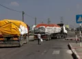 Camiones con ayuda humanitaria entran en el sur de la Franja de Gaza desde Egipto por el paso fronterizo de Rafah el 2 de noviembre de 2023. (MOHAMMED ABED / AFP)