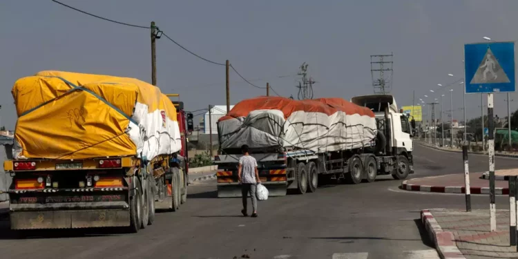 Camiones con ayuda humanitaria entran en el sur de la Franja de Gaza desde Egipto por el paso fronterizo de Rafah el 2 de noviembre de 2023. (MOHAMMED ABED / AFP)