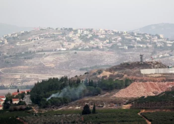 Una imagen tomada desde el lado libanés de la frontera muestra el humo que se eleva en las colinas cerca de la ciudad israelí de Metula como resultado de un ataque al parecer procedente de Líbano, el 11 de noviembre de 2023 (Hassan FNEICH / AFP)