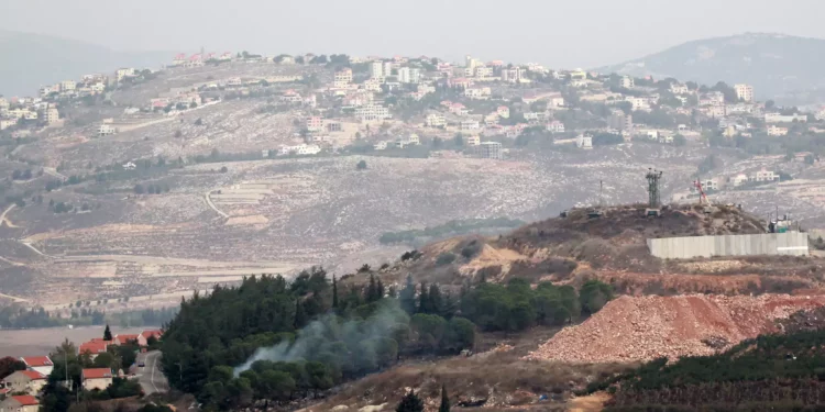Una imagen tomada desde el lado libanés de la frontera muestra el humo que se eleva en las colinas cerca de la ciudad israelí de Metula como resultado de un ataque al parecer procedente de Líbano, el 11 de noviembre de 2023 (Hassan FNEICH / AFP)