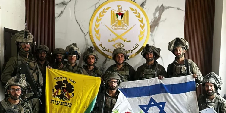 Esta foto sin fecha muestra a tropas de la Brigada Golani de la FDI en el interior del cuartel general de la policía militar de Hamás en la Franja de Gaza, tras capturar el lugar. (Utilizada de conformidad con la cláusula 27a de la Ley de Propiedad Intelectual)