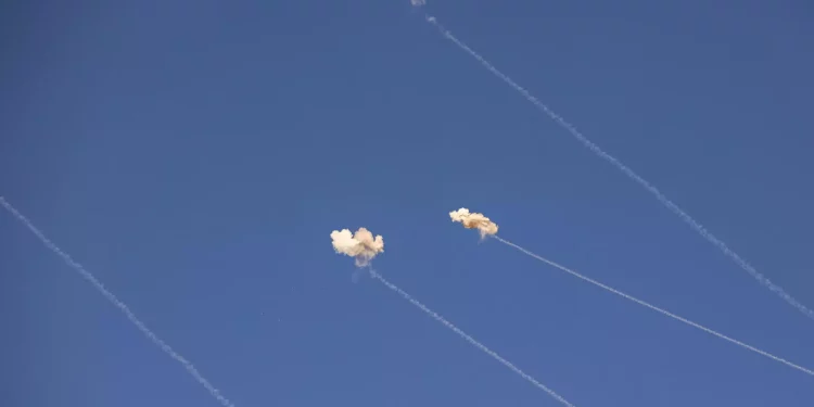 Cohetes disparados por terroristas en el sur del Líbano son interceptados por encima de una posición al otro lado de la frontera, cerca del kibutz Dan, en el norte de Israel, el 7 de noviembre de 2023. (Jalaa MAREY / AFP)