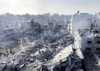 Ilustrativo: Palestinos comprueban la destrucción tras un ataque israelí contra el campo de refugiados de Yabalia, en la Franja de Gaza, el 1 de noviembre de 2023. (AFP)