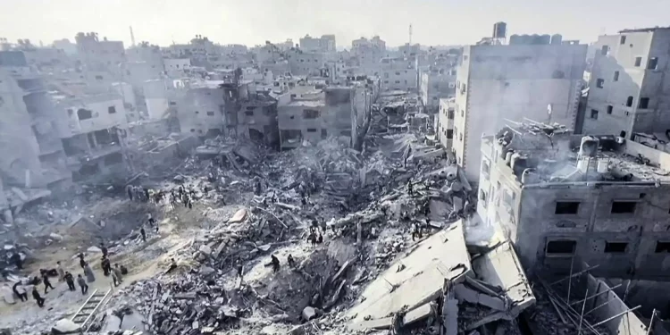 Ilustrativo: Palestinos comprueban la destrucción tras un ataque israelí contra el campo de refugiados de Yabalia, en la Franja de Gaza, el 1 de noviembre de 2023. (AFP)