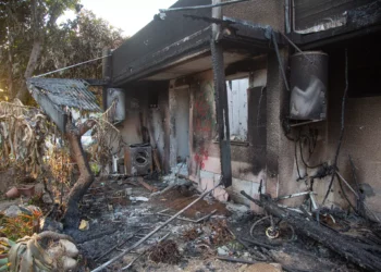 Vista de la destrucción causada por terroristas de Hamás en el kibutz Kfar Aza, sur de Israel, 15 de octubre de 2023 (Edi Israel/Flash90)