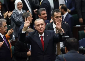 El presidente turco y líder del Partido de la Justicia y el Desarrollo (AK), Recep Tayyip Erdogan (C), gesticula durante la reunión de grupo de su partido en la Gran Asamblea Nacional turca en Ankara, el 15 de noviembre de 2023. (Adem ALTAN / AFP)