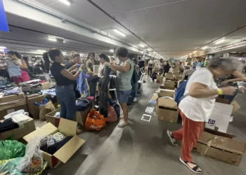 Voluntarios ayudan a clasificar y empaquetar artículos donados en el Centro de Operaciones Civiles, Expo Tel Aviv, 19 de octubre de 2023. (Sue Surkes/Times of Israel)