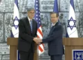 El nuevo embajador de EE.UU. en Israel, Jack Lew (izquierda), presenta sus credenciales al presidente Isaac Herzog en la Residencia Presidencial el 5 de noviembre de 2023 en Jerusalén. (Captura de pantalla)