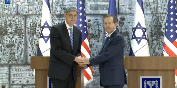 El nuevo embajador de EE.UU. en Israel, Jack Lew (izquierda), presenta sus credenciales al presidente Isaac Herzog en la Residencia Presidencial el 5 de noviembre de 2023 en Jerusalén. (Captura de pantalla)