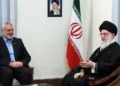 El líder supremo de Irán, el ayatolá Alí Jamenei, reunido en Teherán con el líder de Hamás en la Franja de Gaza, Ismail Haniyeh. (AP)