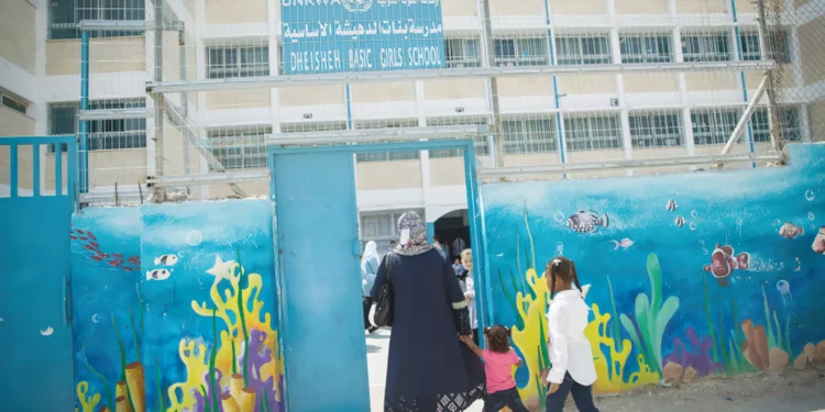 La entrada a una escuela de la UNRWA en Belén. (Crédito: MIRIAM ALSTER/FLASH90)